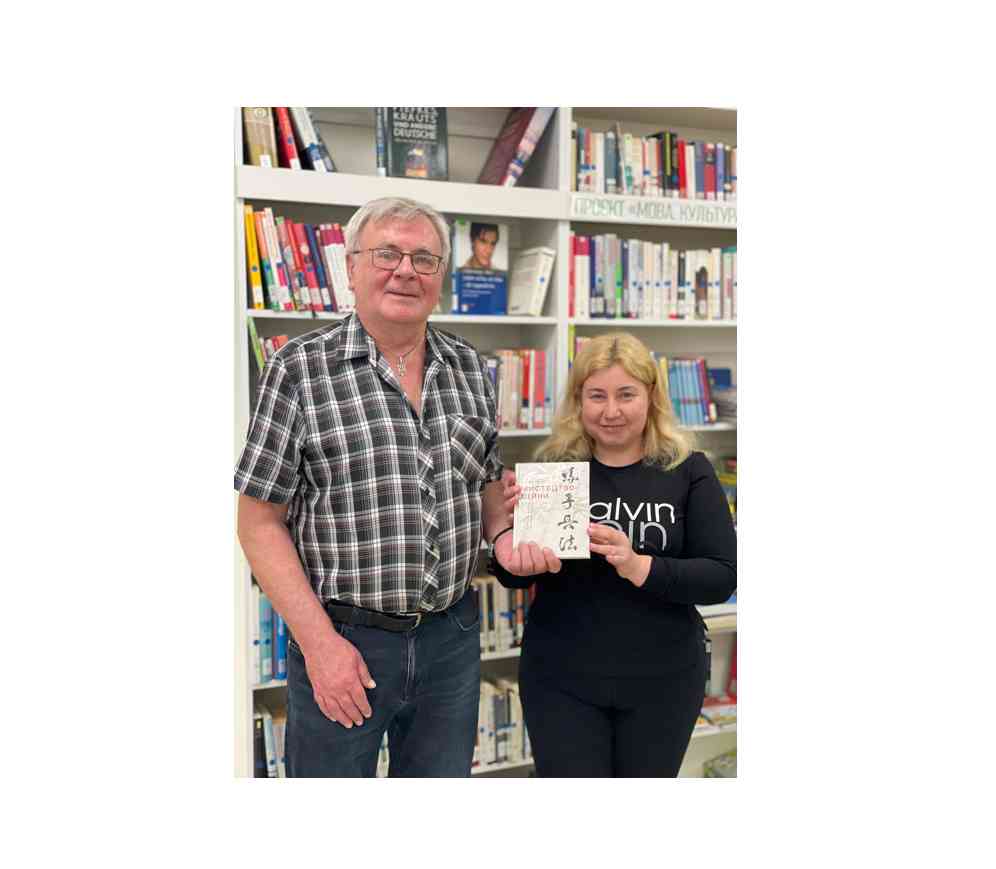 A long-time friend and regular reader of the library Serhii Makarchuk replenished the book fund with the publication from his own home library