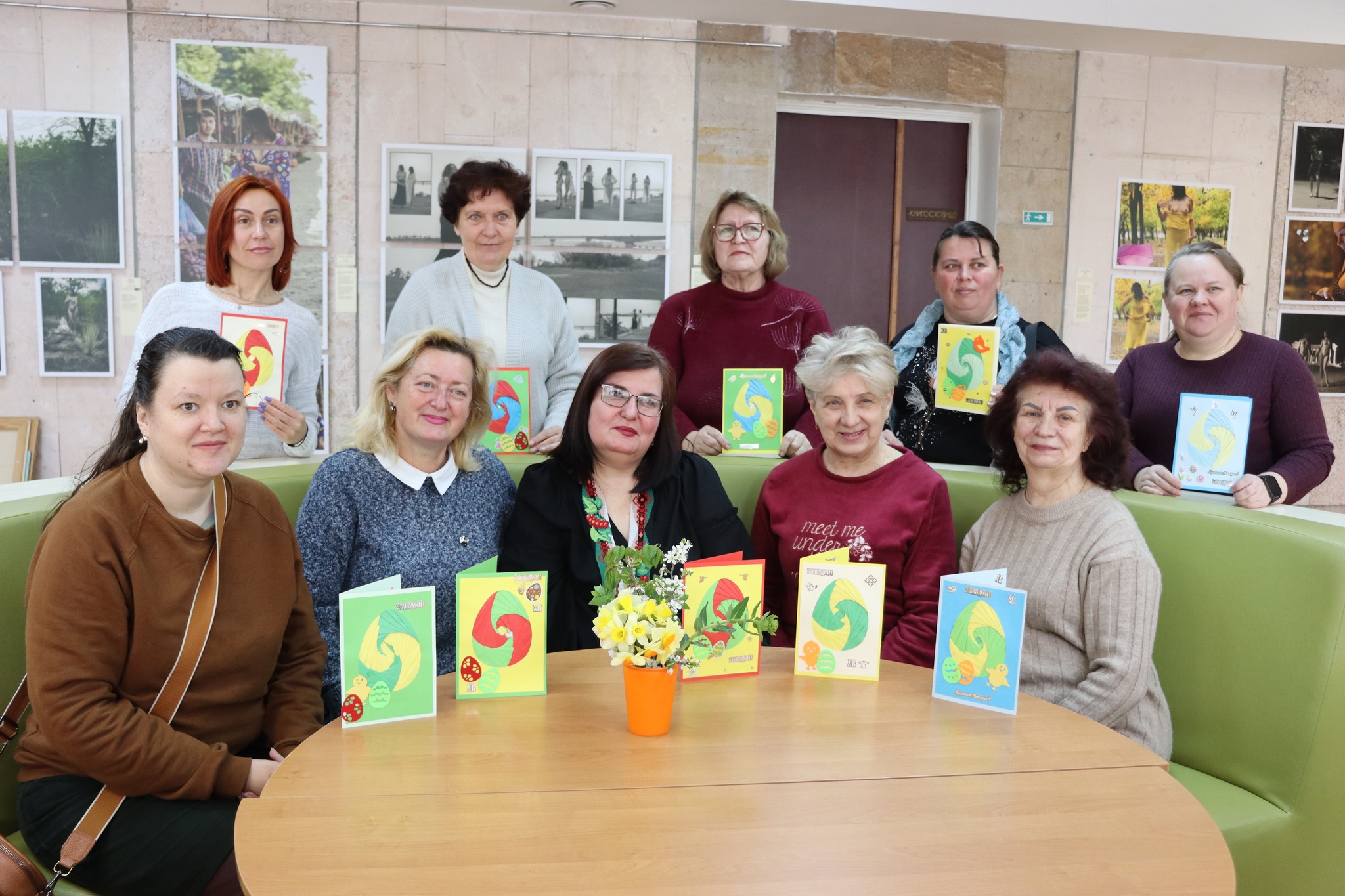 В рамках Великоднього мистецького марафону учасниці майстеркласів складали кольорові смужки паперу у вигляді спіралі – айріс фолдінг