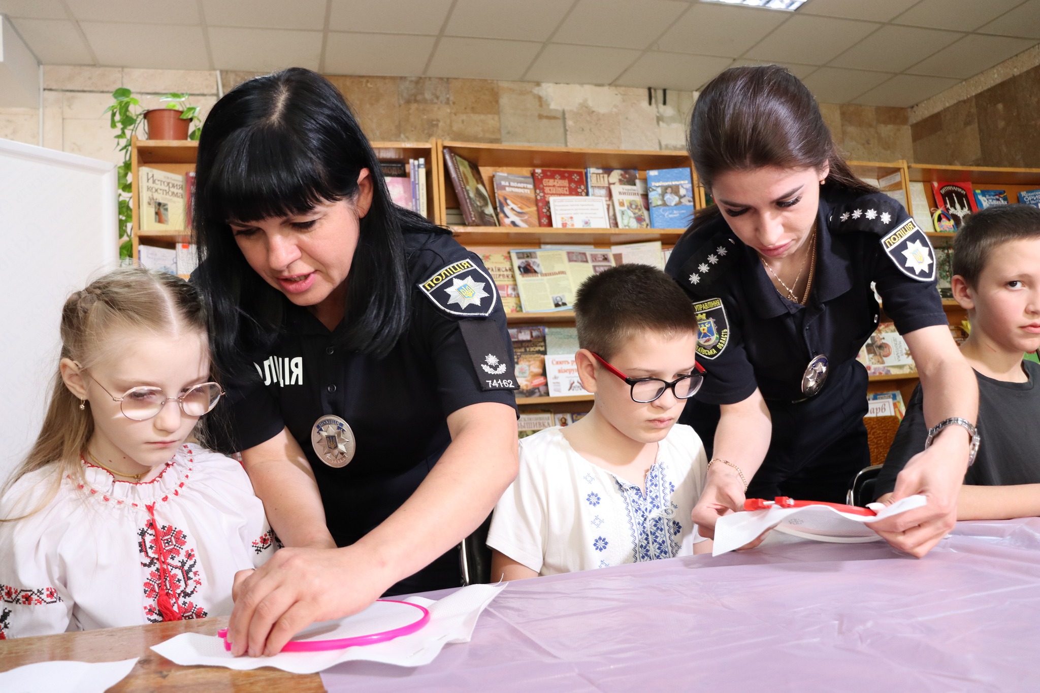 The staff of juvenile prevention together with the Cultural and Artistic Association "Art-spokusa" held an embroidery master class for children