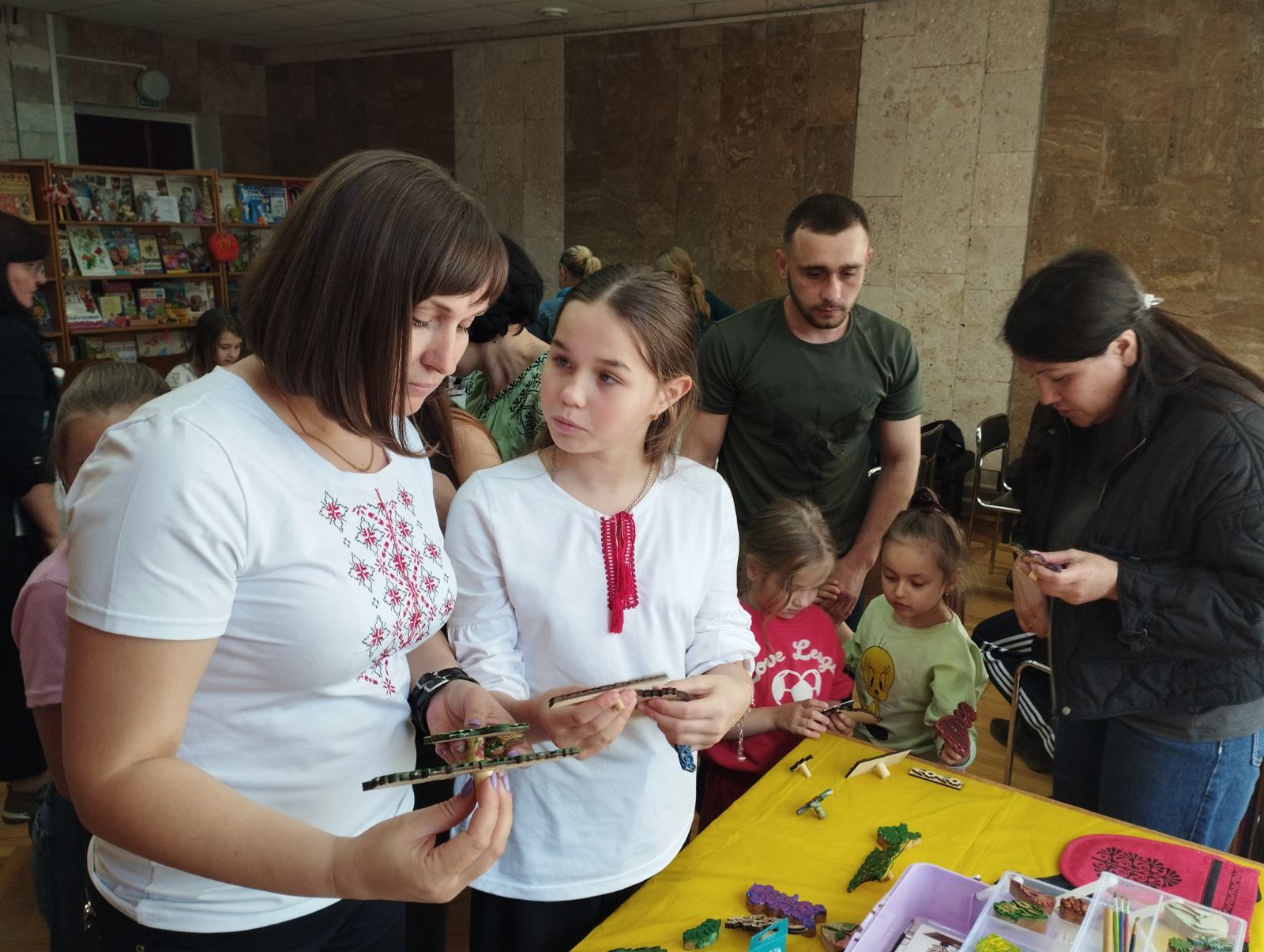 У Центральній бібліотеці ім. Марка Кропивницького відбувся другий за рахунком майстер-клас для родин військовослужбовців