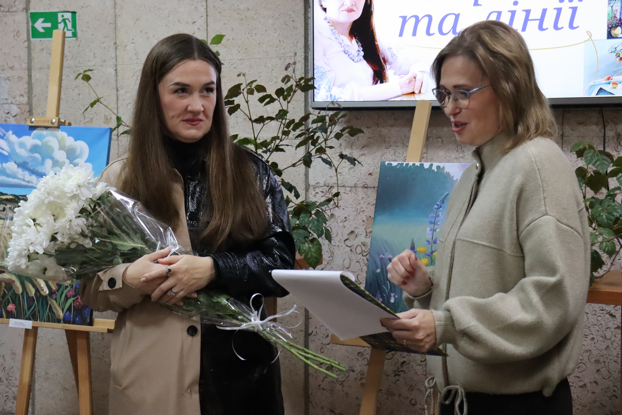 У Центральній бібліотеці ім. Марка Кропивницького відбулося відкриття першої персональної виставки художниці Олени Коркішко — “Барви та лінії”