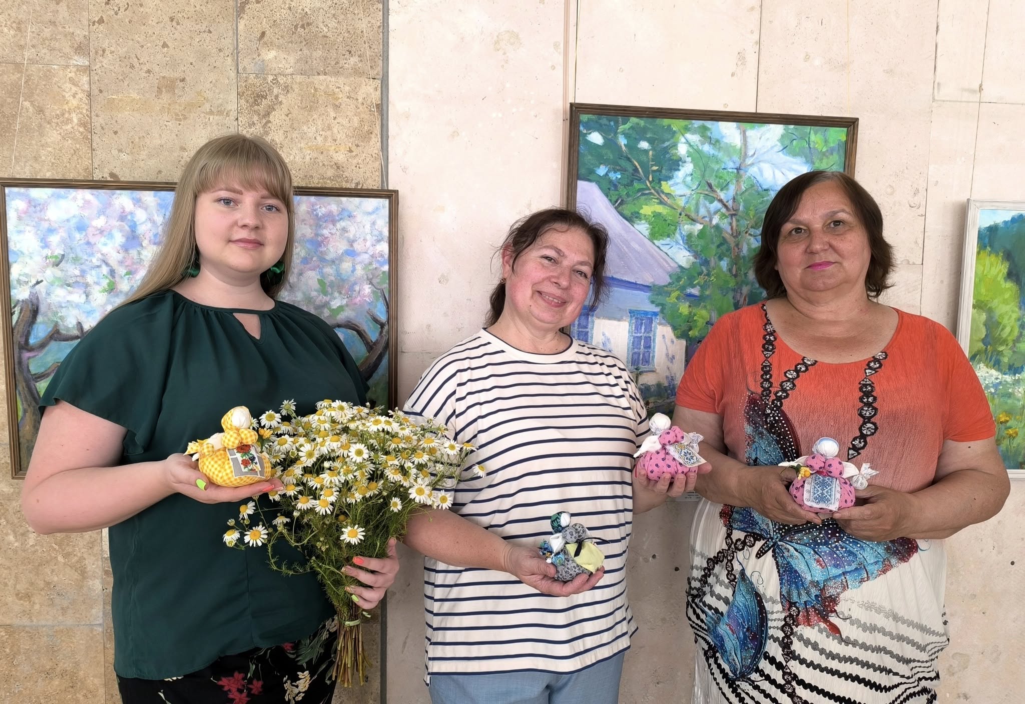 У Центральній бібліотеці відбувся майстер-клас для постійних читачок — створення ляльки-мотанки Травниці